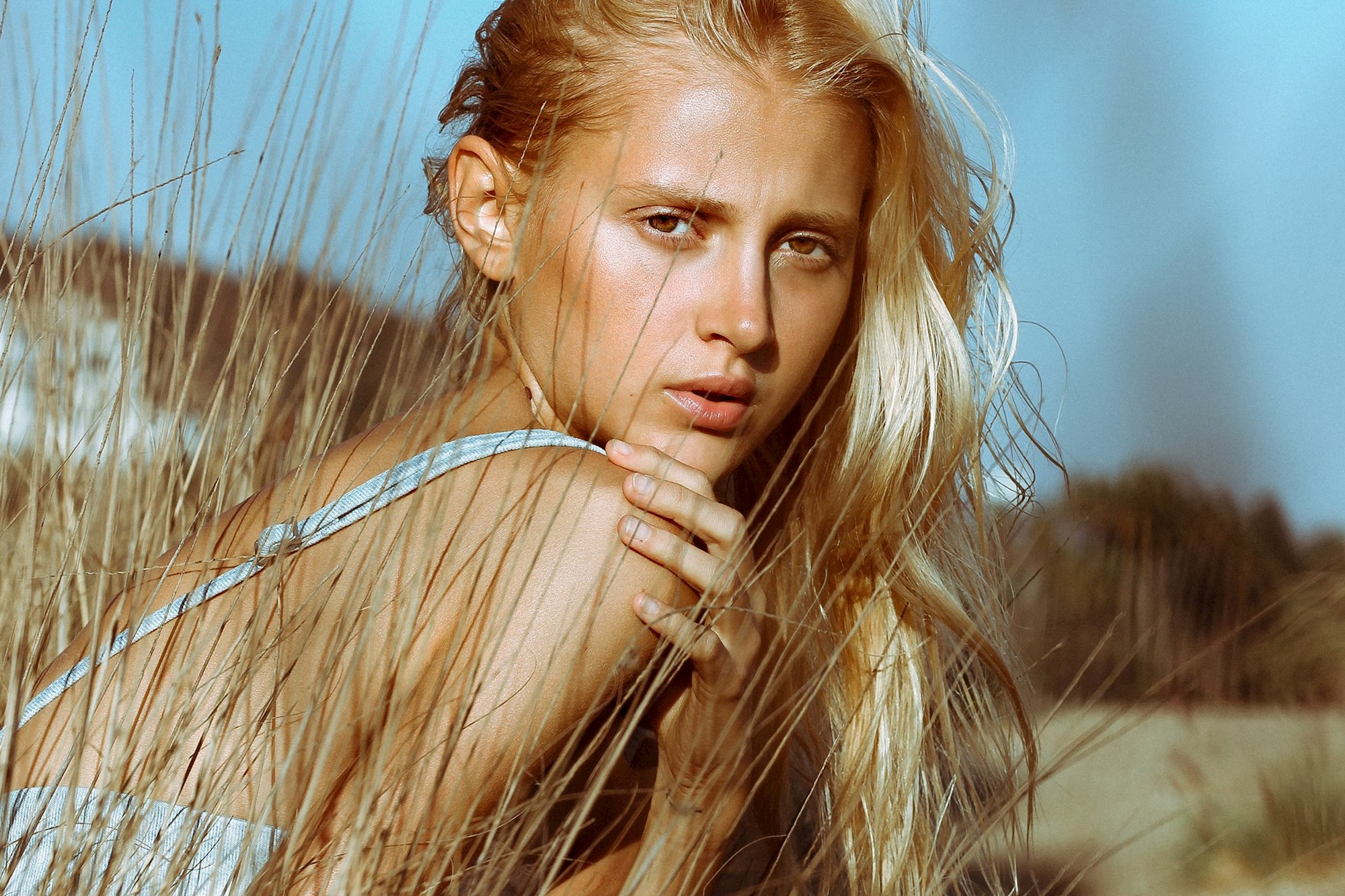 Украинская модель разбилась. Украинская фотомодель блондинка на море.